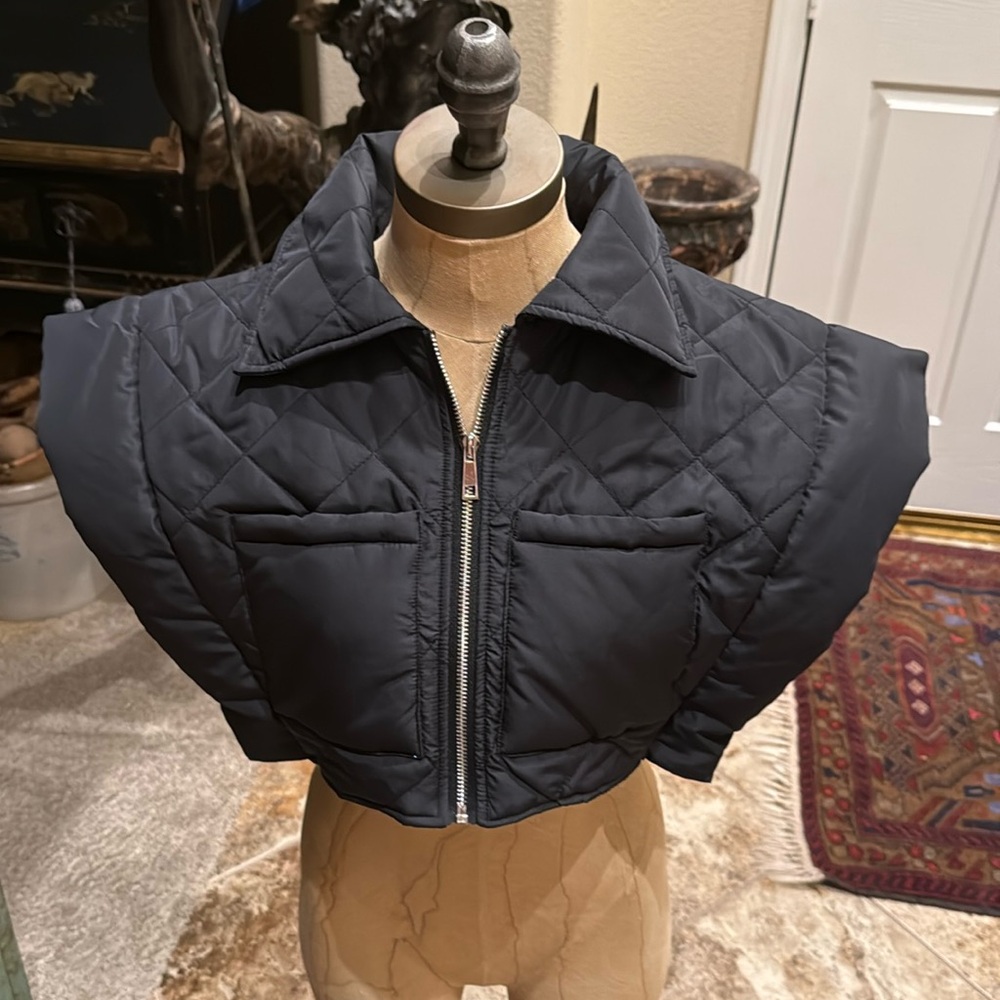 A nwt one size blk crop puffer vest house of Harlow zip up w pockets